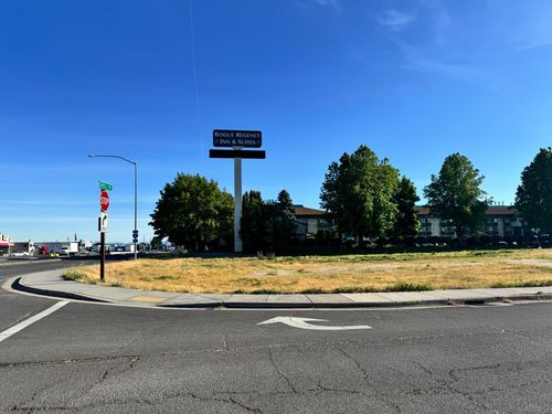 200-2300 Biddle Rd, Medford, OR, 97504-4105 | Card Image