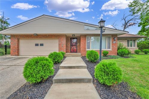 24303 Lake Rd, Bay Village, OH, 44140-2958 | Card Image