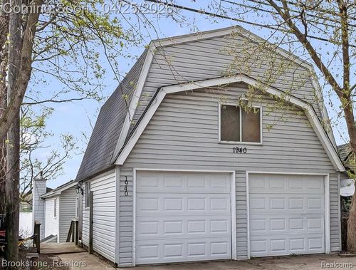 1940 S Ortonville Rd, Ortonville, MI, 48462-8895 | Card Image