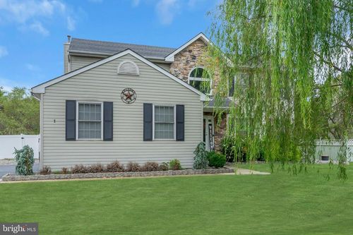 1 Henry Marshall Dr, Bordentwn Twp, NJ, 08620-9614 | Card Image