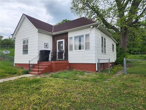 2219 Dewey St, Saint Joseph, MO, 64505-1329 | Card Image
