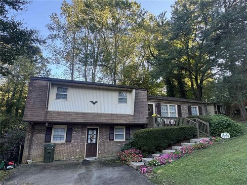 142 James St, Elkin, NC, 28621-3220 | Card Image