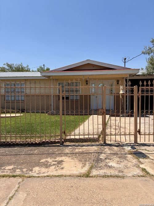 1398 Wilson St, Eagle Pass, TX, 78852-5361 | Card Image