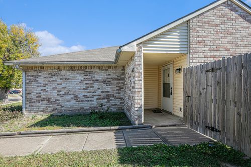 671 Stonewall Dr, Grand Prairie, TX, 75052-5657 | Card Image