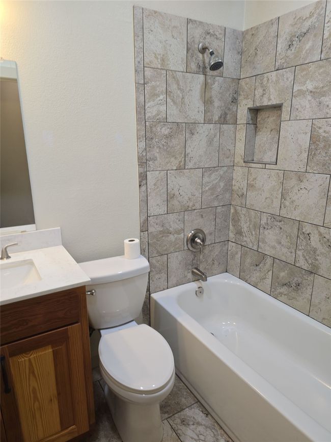 Full bathroom with vanity and bathtub / shower combination | Image 27