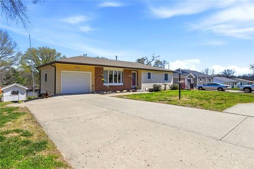 4305 Shrine Park Rd, Leavenworth, KS, 66048-4832 | Card Image