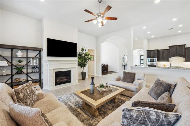 Family room and kitchen | Image 11