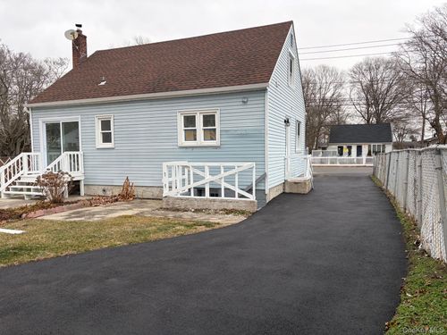 182 Lexington Rd, Shirley, NY, 11967-3212 | Card Image