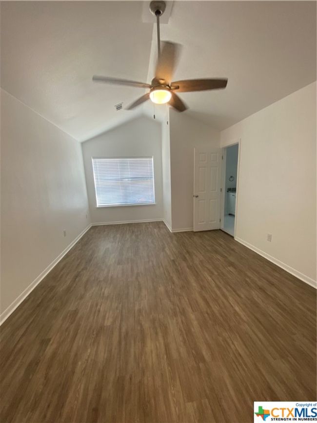 1006 E Fannin St, Home with 3 bedrooms, 3 bathrooms and null parking in Luling TX | Image 7