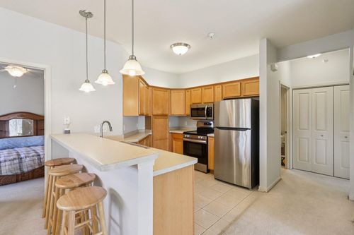 9405 S Cobblestone Way, Franklin, WI, 53132-7513 | Card Image