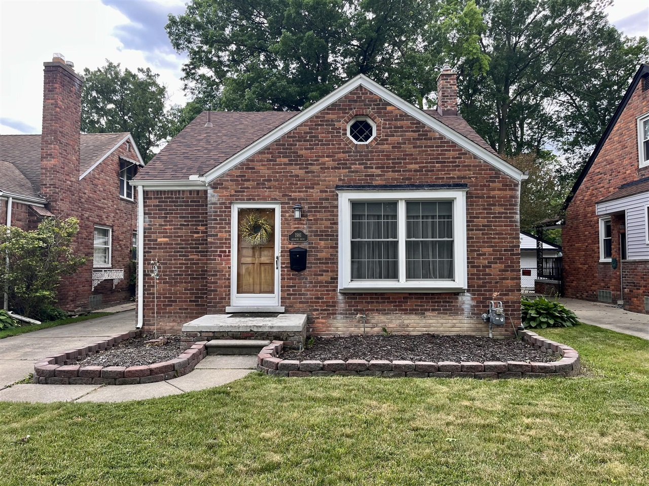 Kenmore Dr, Grosse Pointe Woods, MI 48236