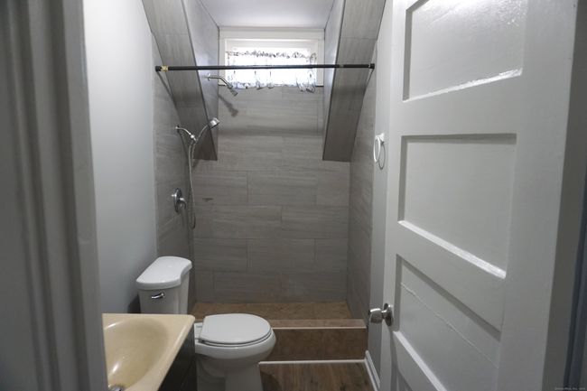 3RD-FLOOR - 3371 Main Street Street, Home with 2 bedrooms, 1 bathrooms and 3 parking in Hartford CT | Image 6