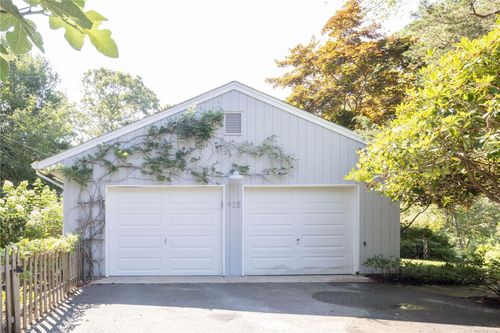 925 Bennetts Pond Ln, Mattituck, NY, 11952-2506 | Card Image