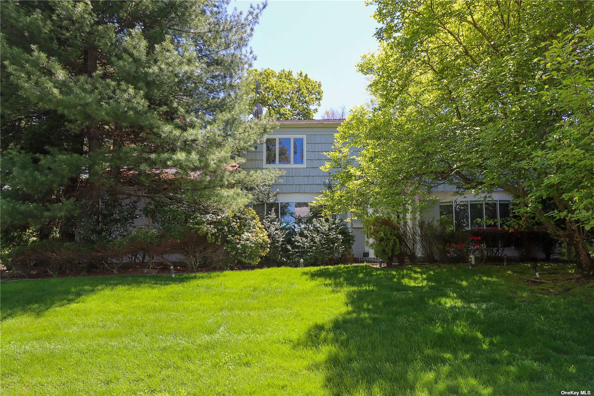 Melby Ln, Roslyn, NY 11576