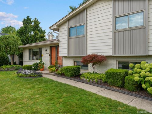 39519 Twenlow Dr, Clinton Township, MI, 48038-5708 | Card Image