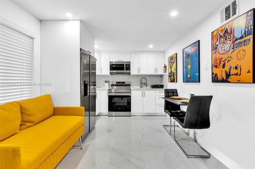 b-923 Nw 110th St, Miami, FL, 33168-2140 | Card Image