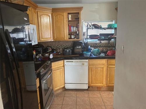 19 Westside Ave, Bay Shore, NY, 11706-6715 | Card Image