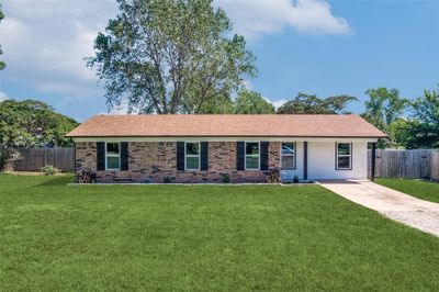 Single story home featuring a front yard | Image 1