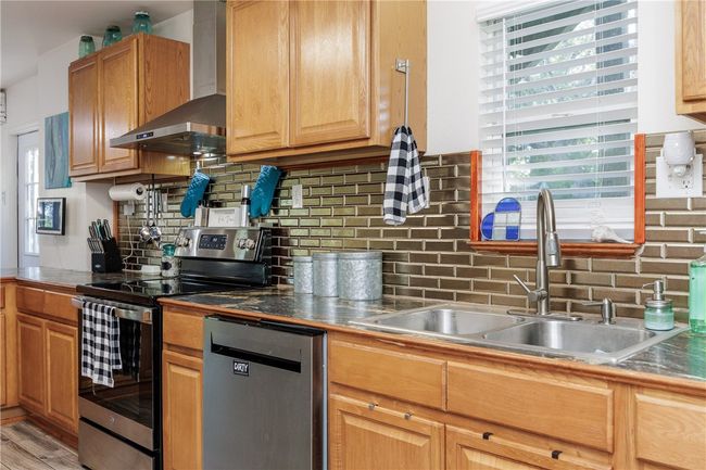871 State Highway 188, House other with 4 bedrooms, 2 bathrooms and 4 parking in Aransas Pass TX | Image 6