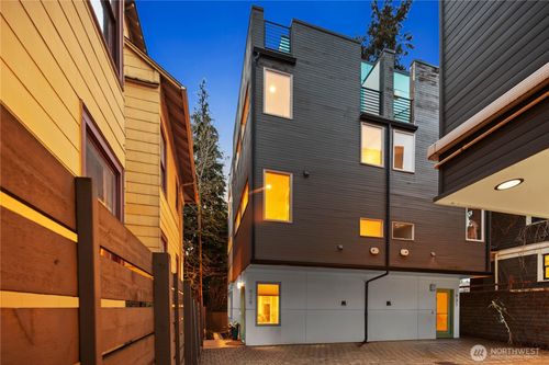 929 14th Ave, Seattle, WA, 98122-4509 | Card Image