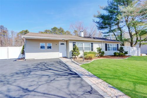 49 Sundial Ln, Bellport, NY, 11713-1209 | Card Image