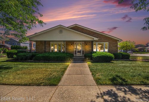15810 Cumberland St, Riverview, MI, 48193-8173 | Card Image