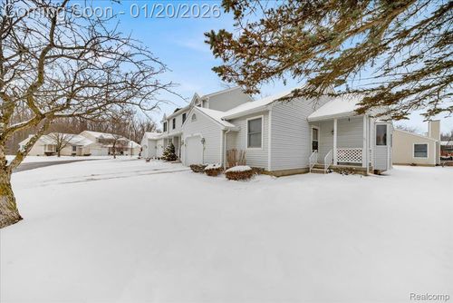 202 Meadow Pointe Dr, Fenton, MI, 48430-1400 | Card Image