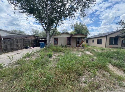 907 W Crockett St, Beeville, TX, 78102-5831 | Card Image