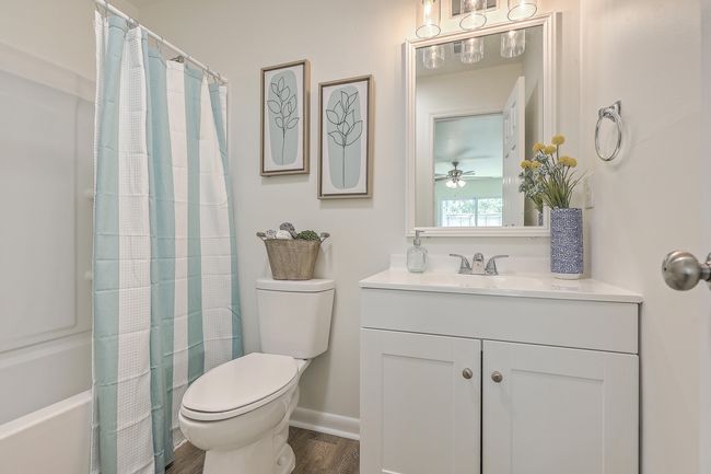 Hall bathroom | Image 19