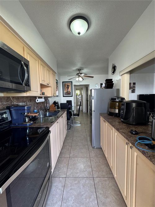 apt-5-71 Nw 76th St, Miami, FL, 33150-3561 | Card Image
