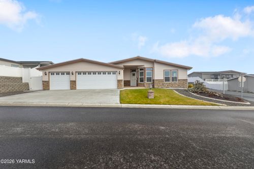 200 Bridle Way, Yakima, WA, 98901-7938 | Card Image