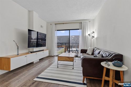 318 38th St, Union City, NJ, 07087-4800 | Card Image