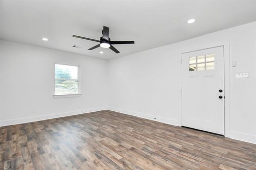 8221 Hezekiah Ln, Houston, TX, 77088-5843 | Card Image