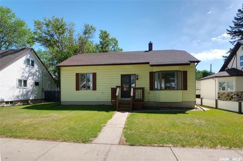 1085 6th Ave Nw, Moose Jaw, SK, S6H4A5 | Card Image