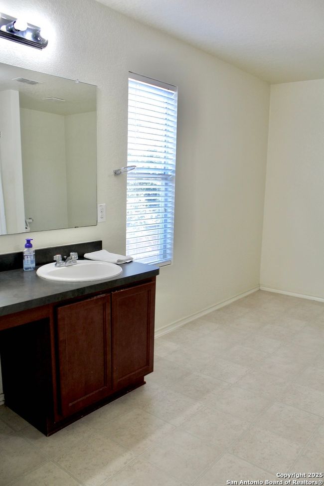 124 Hinge Path, House other with 3 bedrooms, 3 bathrooms and null parking in Cibolo TX | Image 33