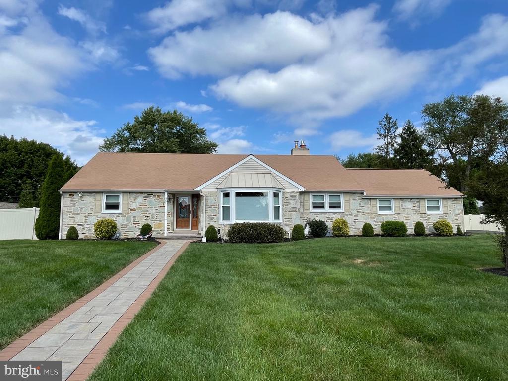Lawrence Rd, Huntingdon Valley, PA 19006