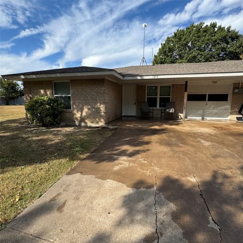 1215 Narrow Ln, Red Oak, TX, 75154-2911 | Card Image