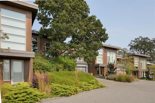 802 Rainbow Ridge Lane, Saanich, BC, V8X0A6 | Card Image