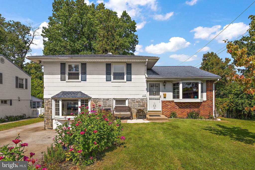 Brookwood Ln, Secane, PA 19018