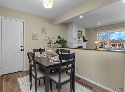 642 Laven Del Lane, Kirkwood, MO, 63122 | Card Image