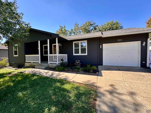 300 Kellogg Ln, Auburn, KS, 66402-9462 | Card Image