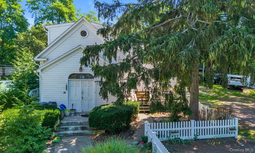 7 Canal St, Center Moriches, NY, 11934-3501 | Card Image