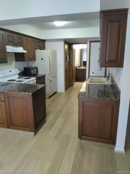 69 Meadow Wood Dr, Rochester Hills, MI, 48307-3087 | Card Image