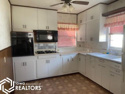 326 1st St Nw, Britt, IA, 50423-1337 | Card Image