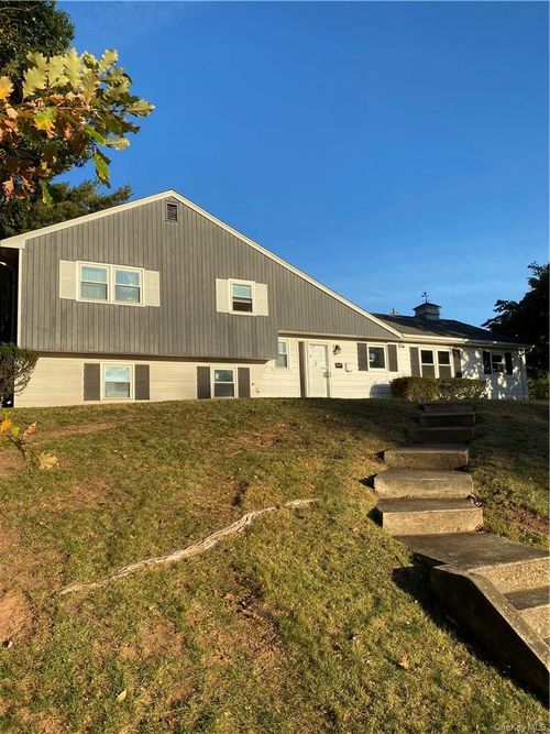 2 Larch Ct, West Nyack, NY, 10994-2510 | Card Image