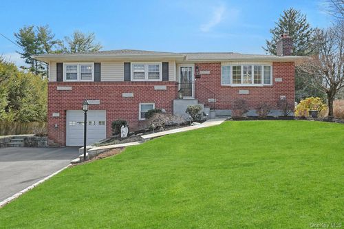 12 Greenwood Ln, Valhalla, NY, 10595-1135 | Card Image