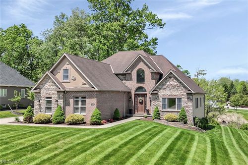 9000 Crooked Creek Ln, Broadview Heights, OH, 44147-2850 | Card Image
