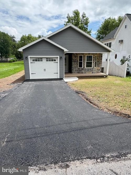 402 8th Ave, BURNHAM, PA, 17009-1415 | Card Image