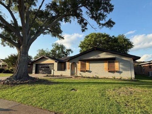 674 Meadowgreen Dr, Port Neches, TX, 77651-6018 | Card Image