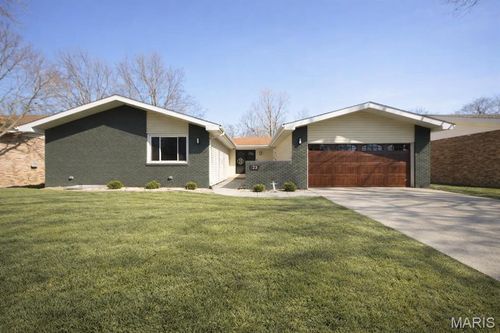 23 Red Oak Dr, Highland, IL, 62249-2361 | Card Image